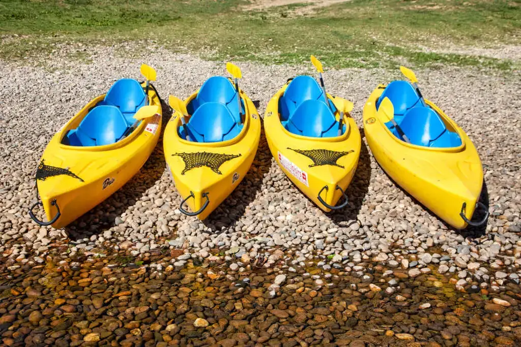 Quelle est la différence entre canoë et kayak