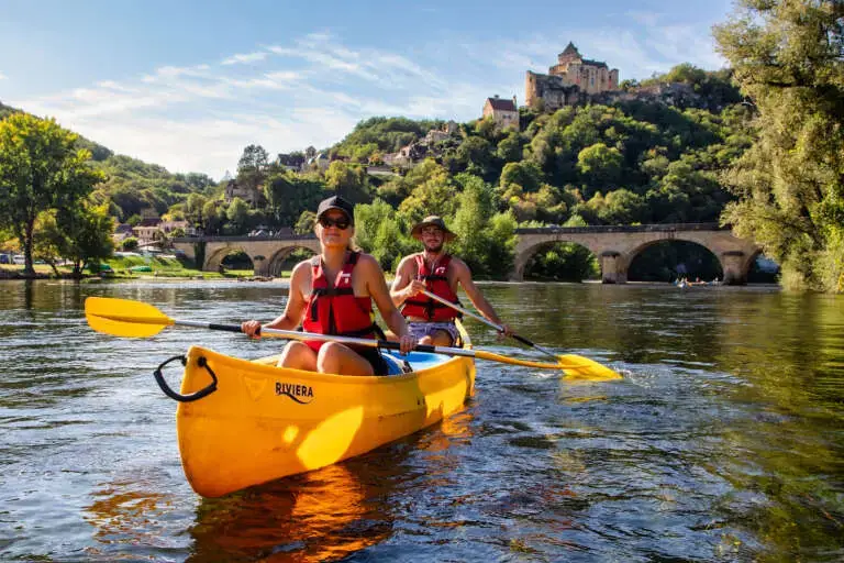 deux personnes dans canoë partant pour le parcours canoë castelnaud beynac