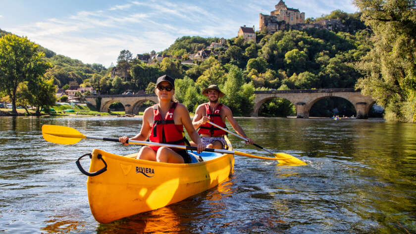 deux personnes dans canoë partant pour le parcours canoë castelnaud beynac