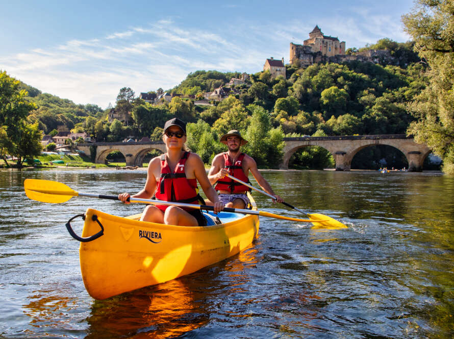 deux personnes dans canoë partant pour le parcours canoë castelnaud beynac