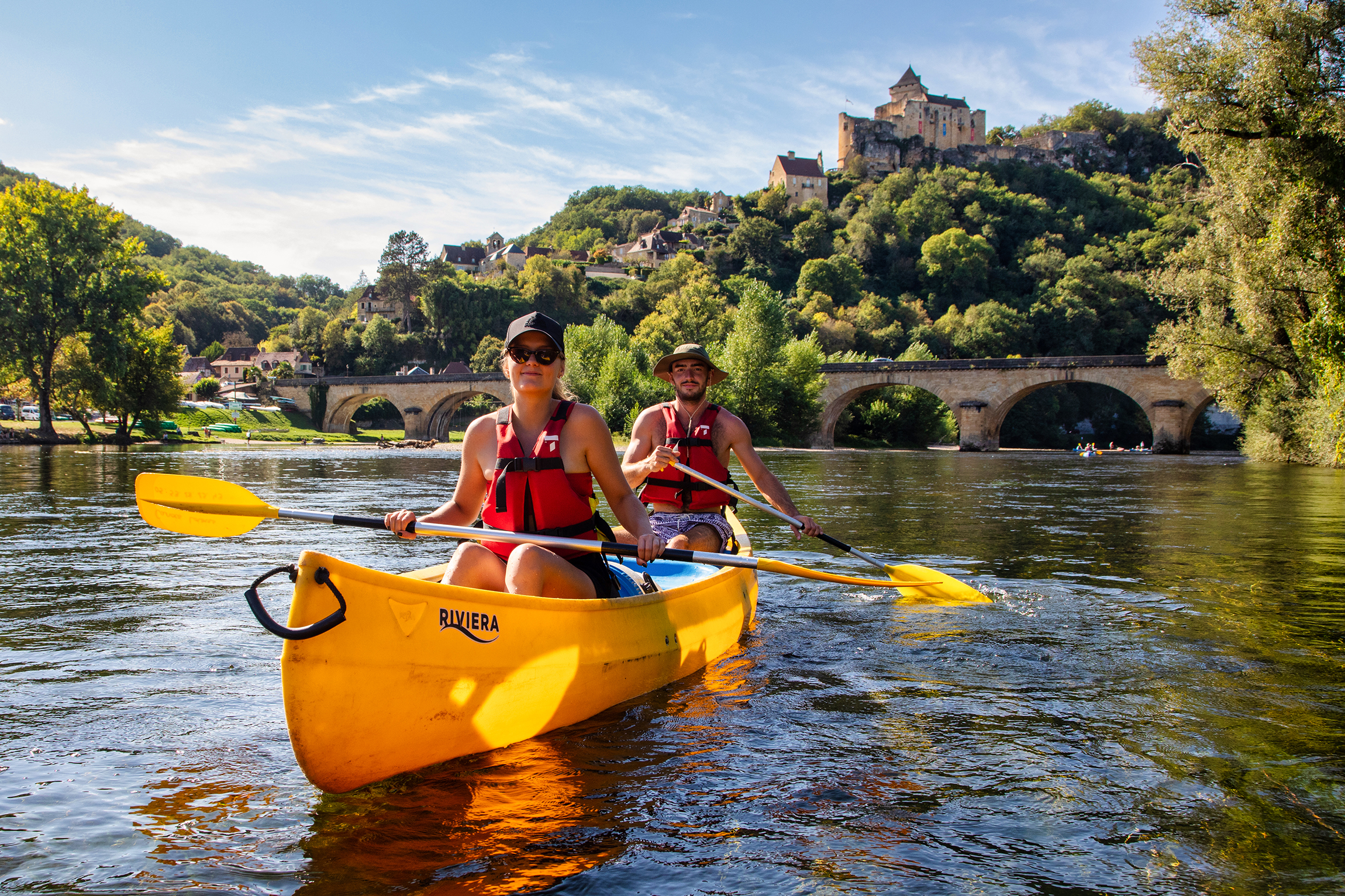 deux personnes dans canoë partant pour le parcours canoë castelnaud beynac