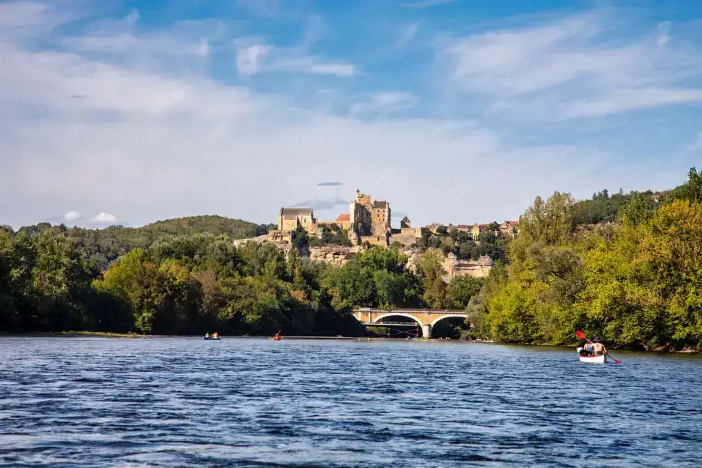 chateau de Beynac visible sur le parcours canoë castelnaud beynac
