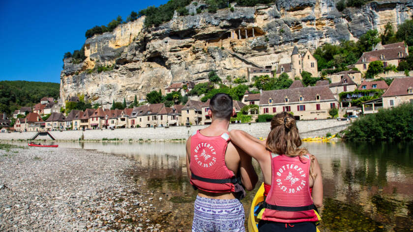 couplke en canoë regardant La Roque-Gageac pendant le parcours canoë Carsac Beynac