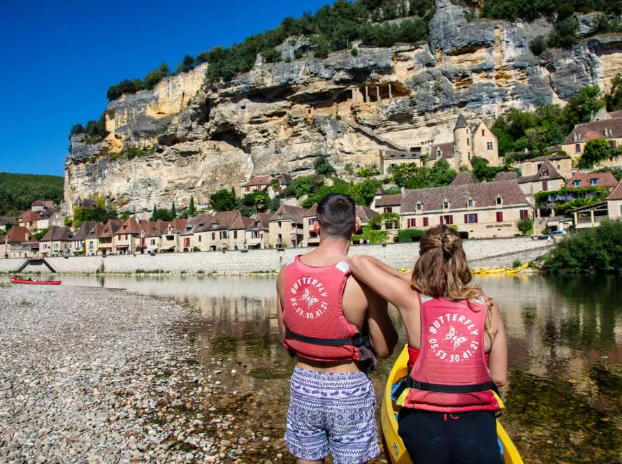 couplke en canoë regardant La Roque-Gageac pendant le parcours canoë Carsac Beynac