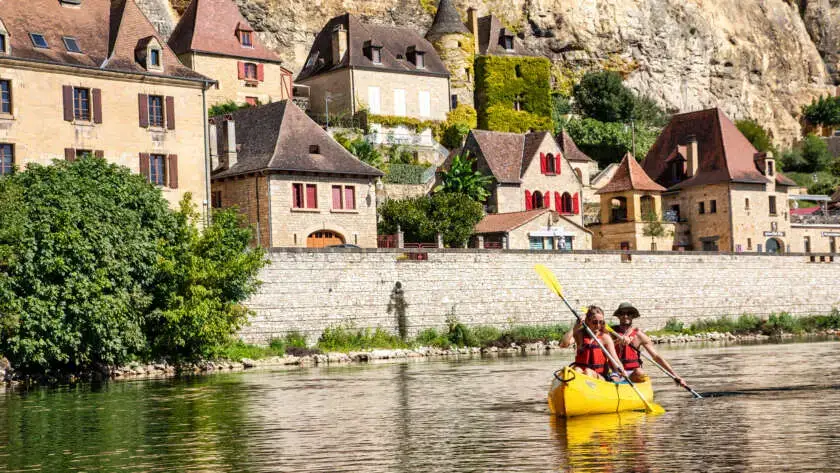 Canoë jaune devant le village de la Roque Gageac