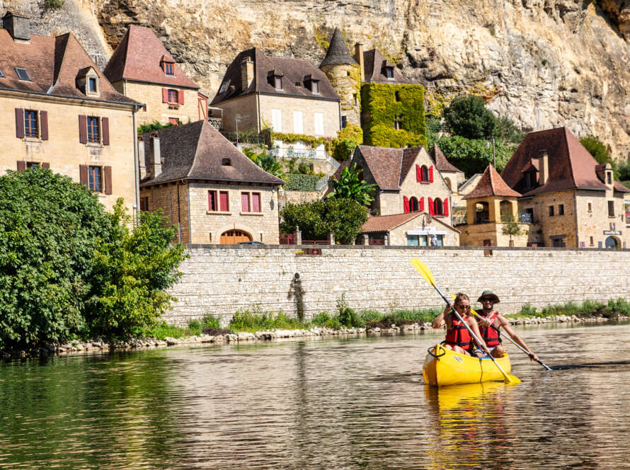 Yellow canoe in front of the village of La Roque Gageac
