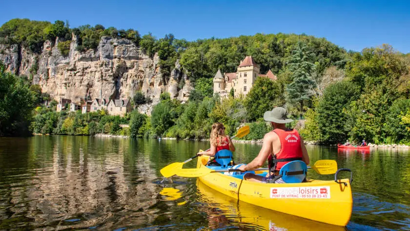 canoe jaune devant le chateau de la malartrie à la Roque Gageac