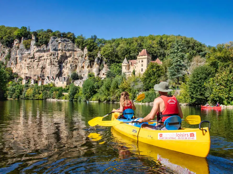 canoe jaune devant le chateau de la malartrie à la Roque Gageac