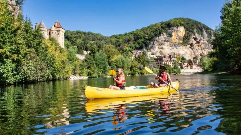 2 personnes dans canoe jaune sur un des meilleurs parcours canoe dordogne