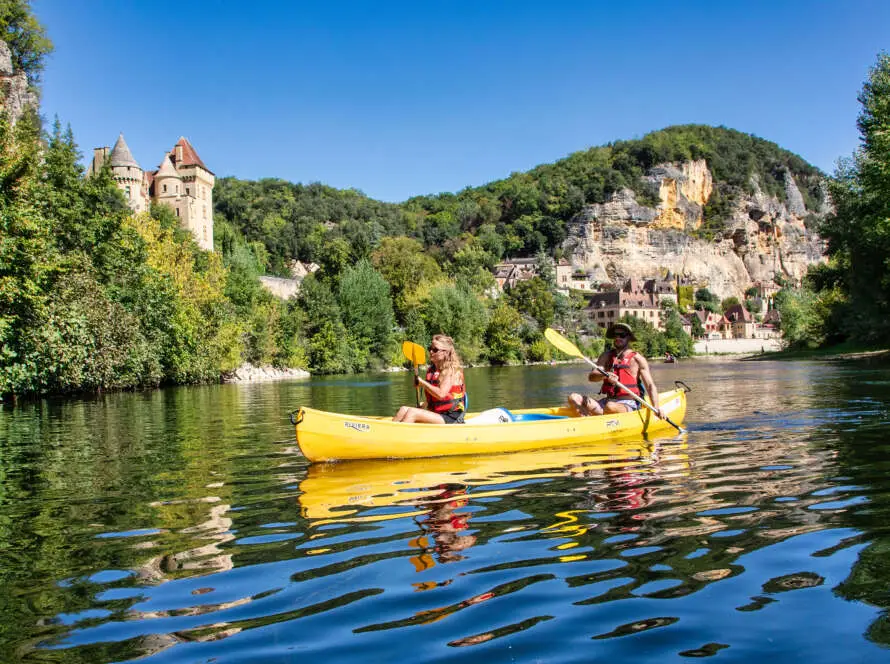 2 personnes dans canoe jaune sur un des meilleurs parcours canoe dordogne