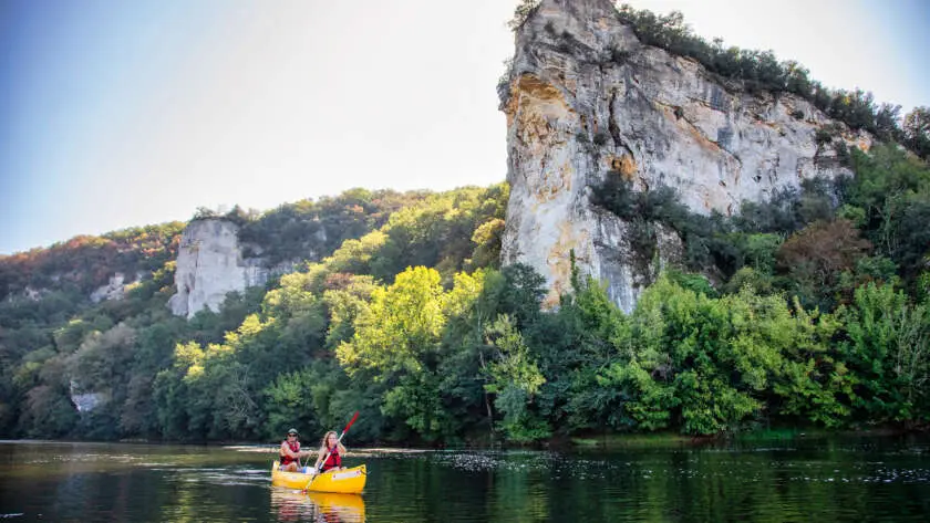 canoe jaune au pied du rocher de caudon