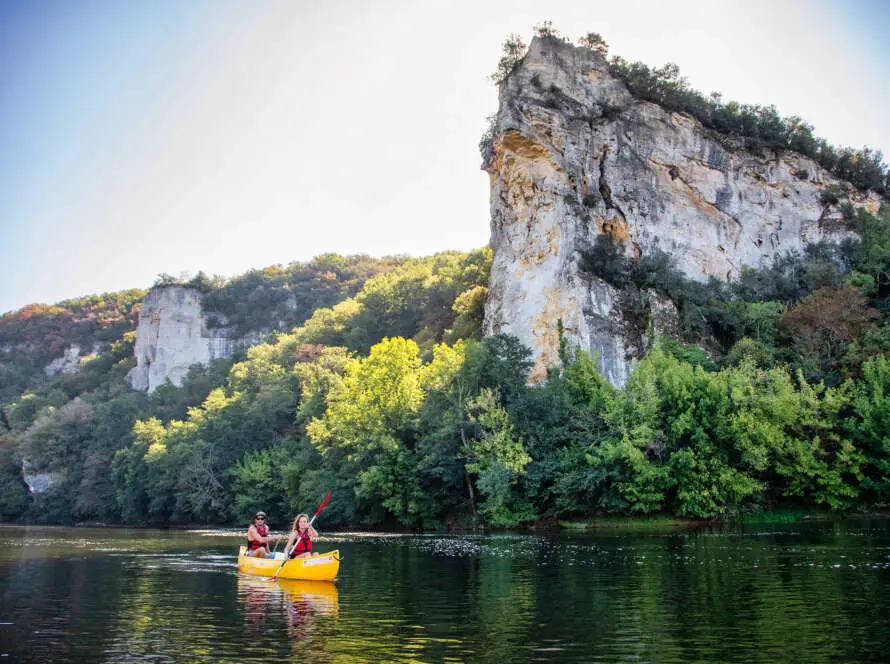 canoe jaune au pied du rocher de caudon
