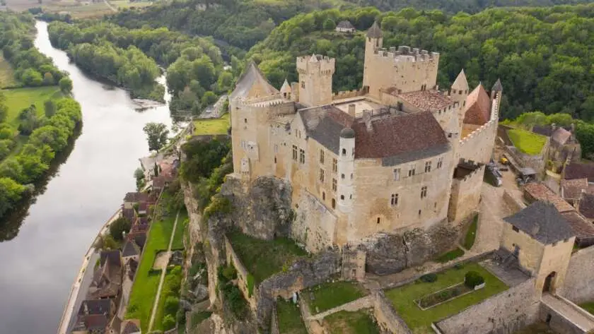 Vue aerienne du chateau de Beynac qui surplombe la Dordogne