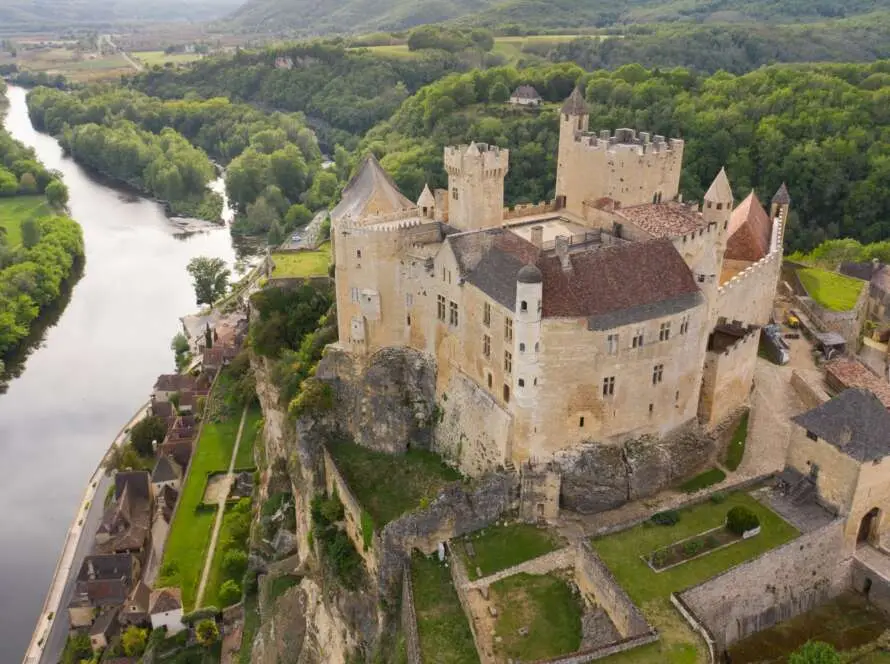 Vue aerienne du chateau de Beynac qui surplombe la Dordogne