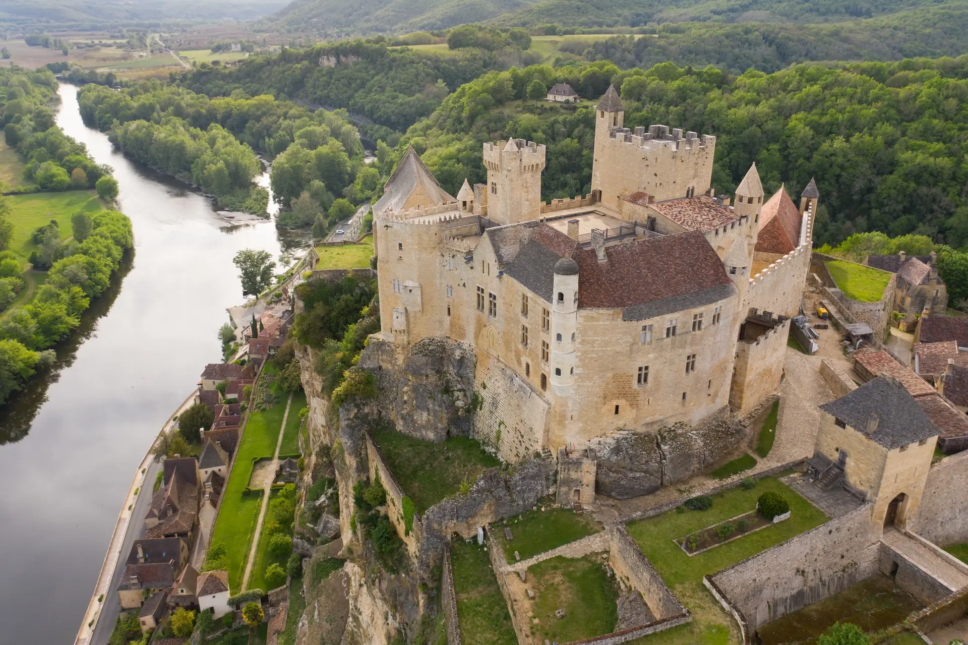 Vue aerienne du chateau de Beynac qui surplombe la Dordogne