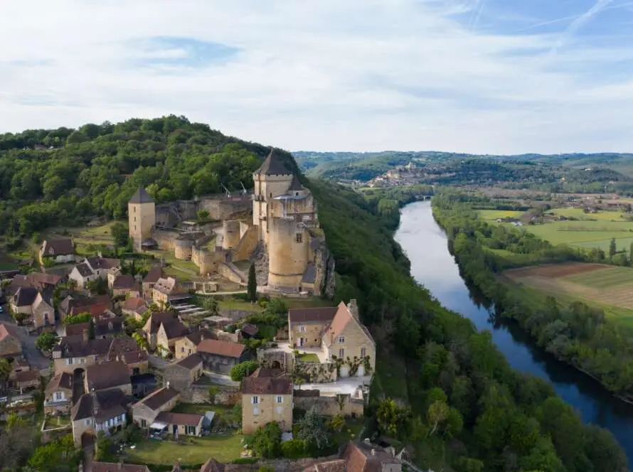 Vue aerienne du chateaud de Castelnaud-la-chapelle