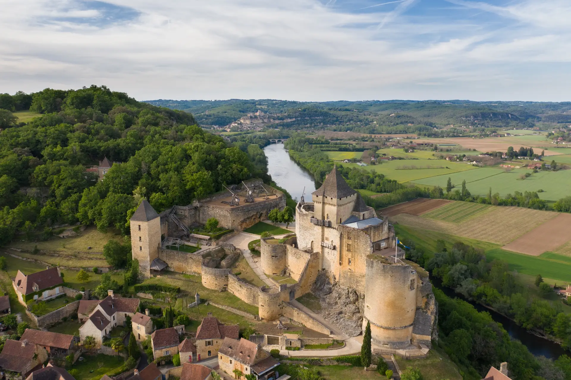 Vue aerienne en pesperctive du chateau de Castelnaud-la-Chapelle et Chateau de Beynac